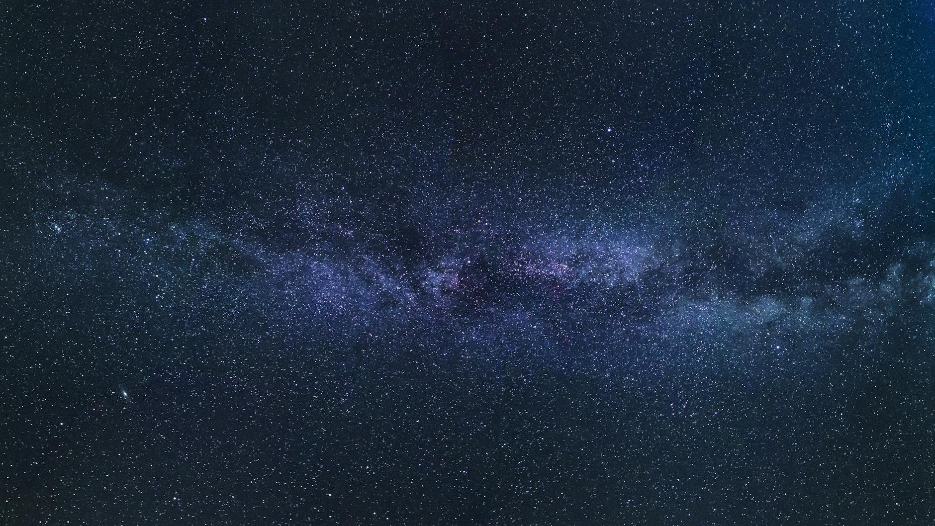 Blauer Und Lila Kosmischer Himmel