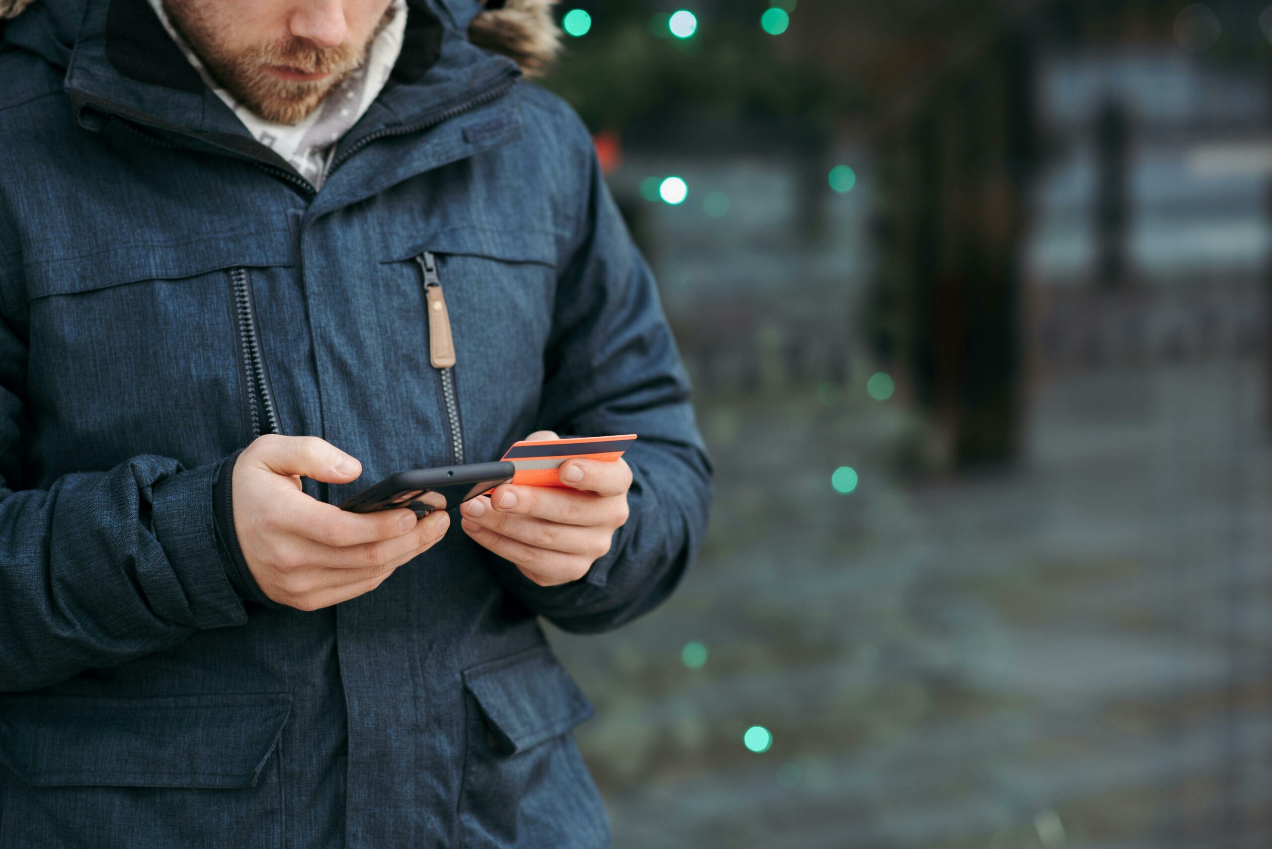 Mann In Der Schwarzen Jacke, Die Smartphone Hält
